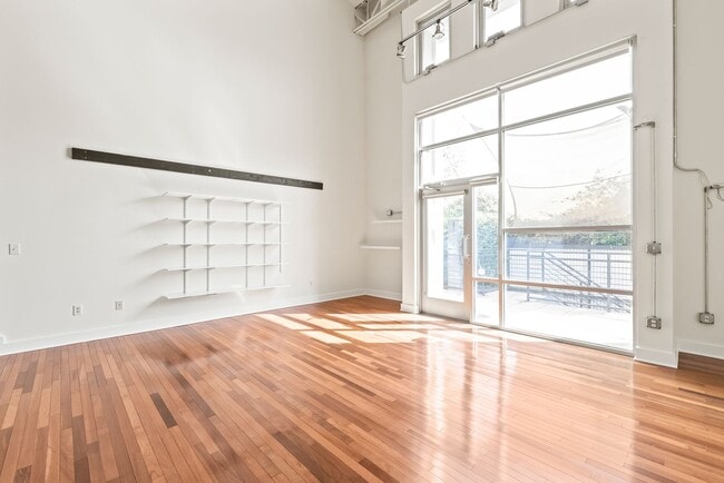Building Photo - The Gallery Lofts, 2 Bedroom Condo minutes...