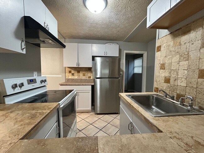 Foto del edificio - 4/2 Westside Home on Corner Lot with Fence...