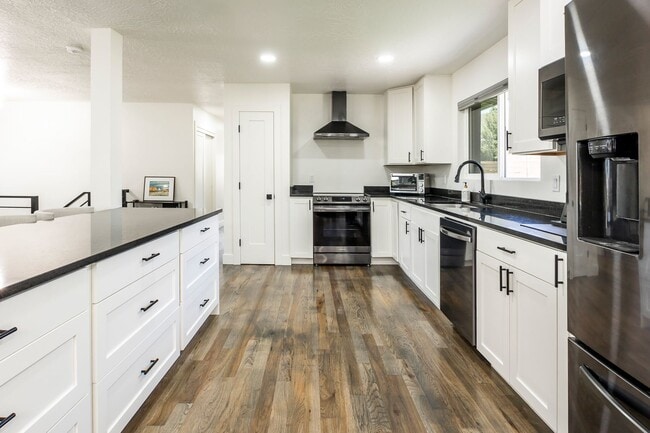 Photo - Exquisitely Renovated 4-Bedroom Oasis with Modern Upgrades House