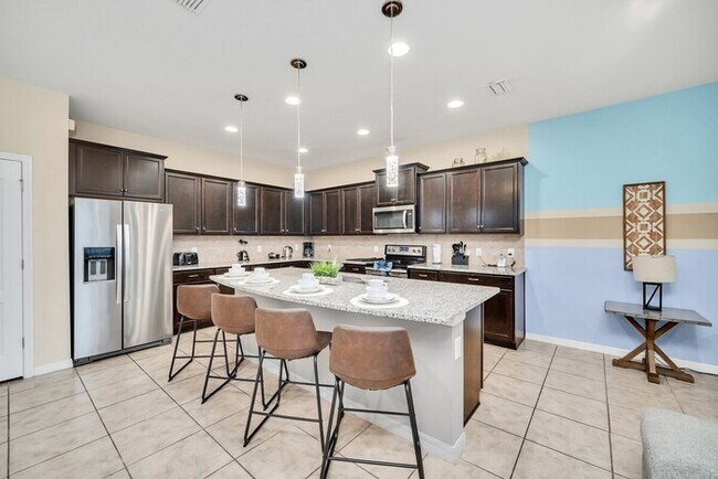 Building Photo - 8805BC  Amazing Luxury 9Br Villa With Lake...