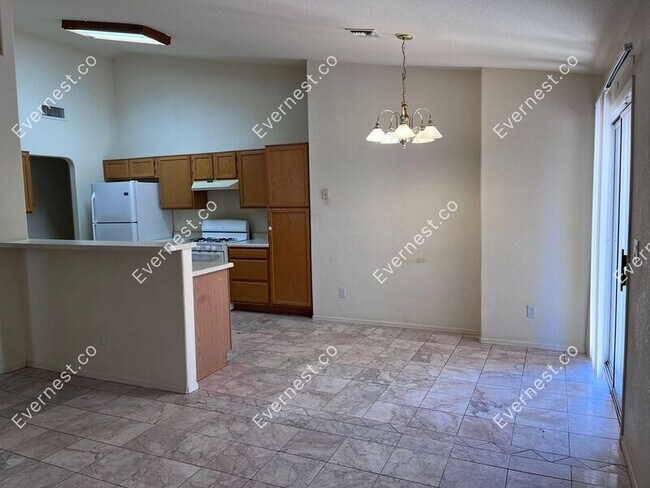 Building Photo - 8903 N Soft Winds Dr