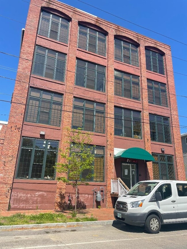 Building Photo - 8 Grove St