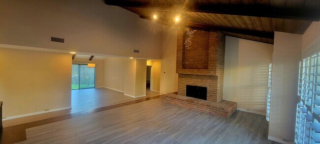 Sala de estar con chimenea de ladrillo y comedor. - 16139 Ladera Piedra Way
