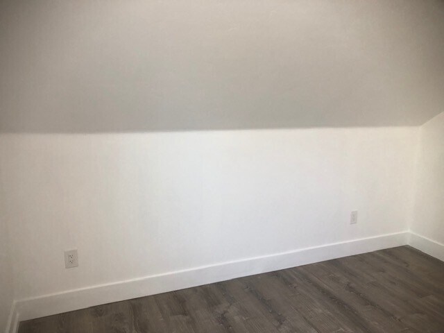 Building Photo - Upstairs ADU Alley house in downtown Red B...