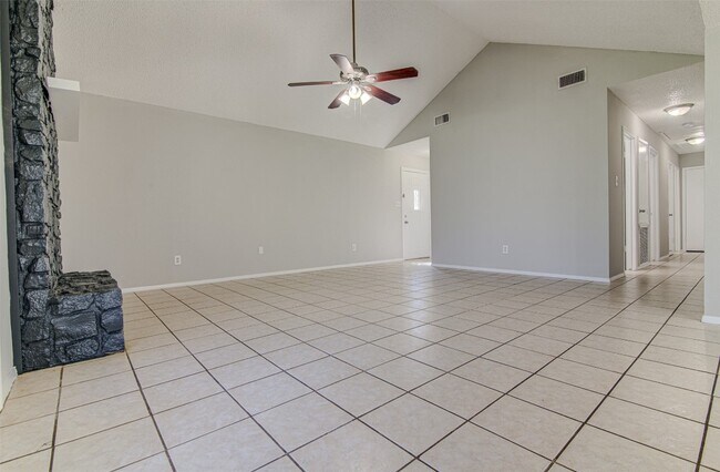 Building Photo - 402 Creek Cove