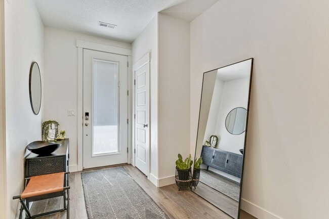 Building Photo - Beautiful Townhome in Daybreak