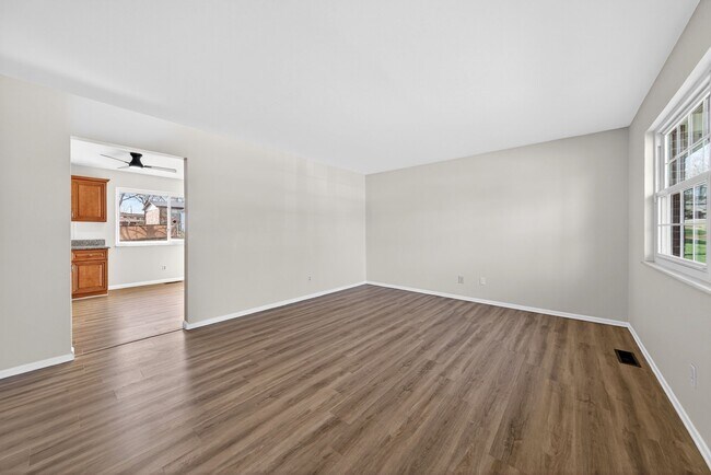 Foto del edificio - 3253 Greenbridge Dr