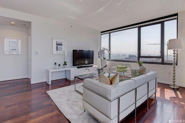Foto del edificio - 2 BD 1.5BA Condo with Views! Location! Pen...