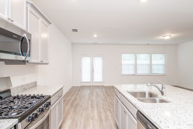 Foto del edificio - Beautifully designed 3-bedroom, 2.5-bath end-unit townhome in Suwanee