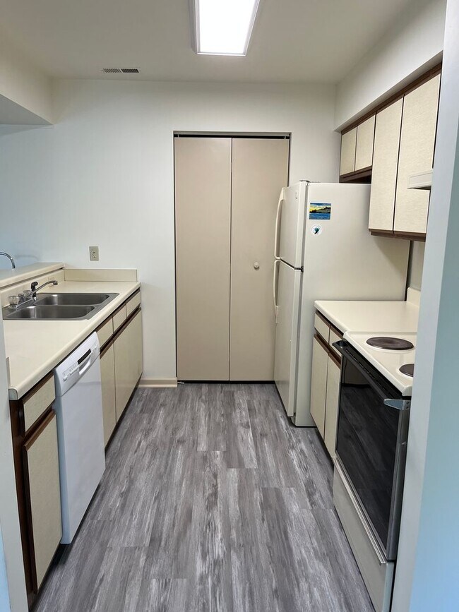 Kitchen - 722 Lesner Ave