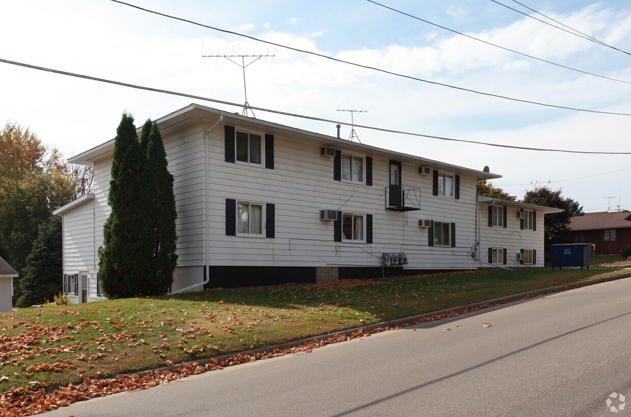 Building Photo - 138 Bay St N