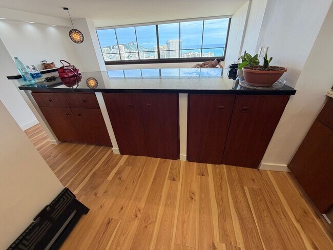 Foto del edificio - Luxury High-Floor Condo with Panoramic Ocean & Diamond Head Views | 2 Parking | Great Building Am...
