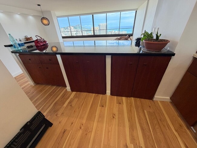 Foto del edificio - Luxury High-Floor Condo with Panoramic Ocean & Diamond Head Views | 2 Parking | Great Building Am...