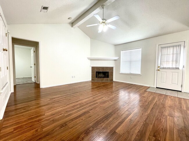 Building Photo - Cute Cozy Home In Southeast Lubbock!