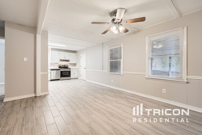 Foto del edificio - 5313 Larewood Dr