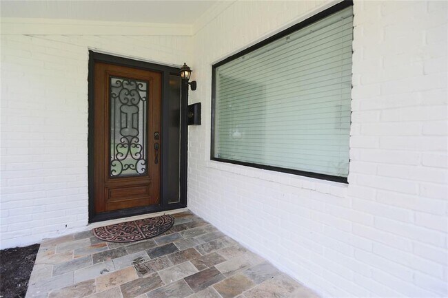 Building Photo - 5671 Sylmar Rd
