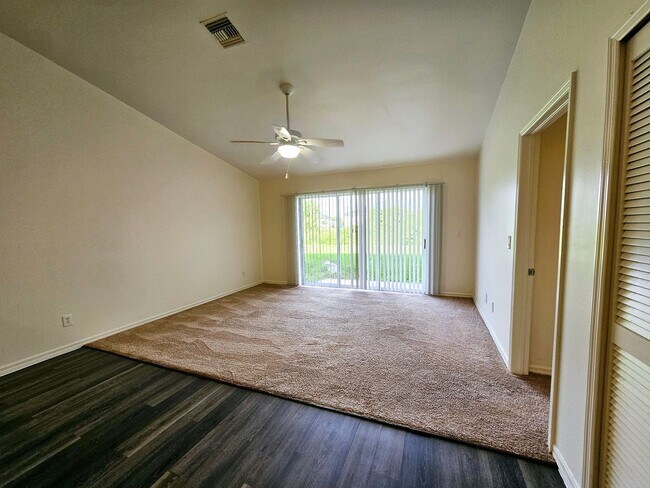 Foto del edificio - 2 Bedroom + Den Duplex