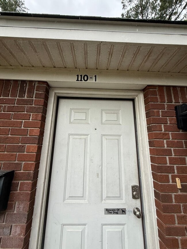 Building Photo - Studio available August 2025!!
