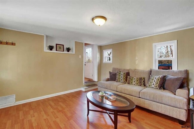 Building Photo - Coming Soon - Beautiful 3 Bedroom, 1 Bath ...