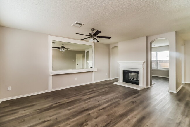 Building Photo - 618 Meadow Springs Dr