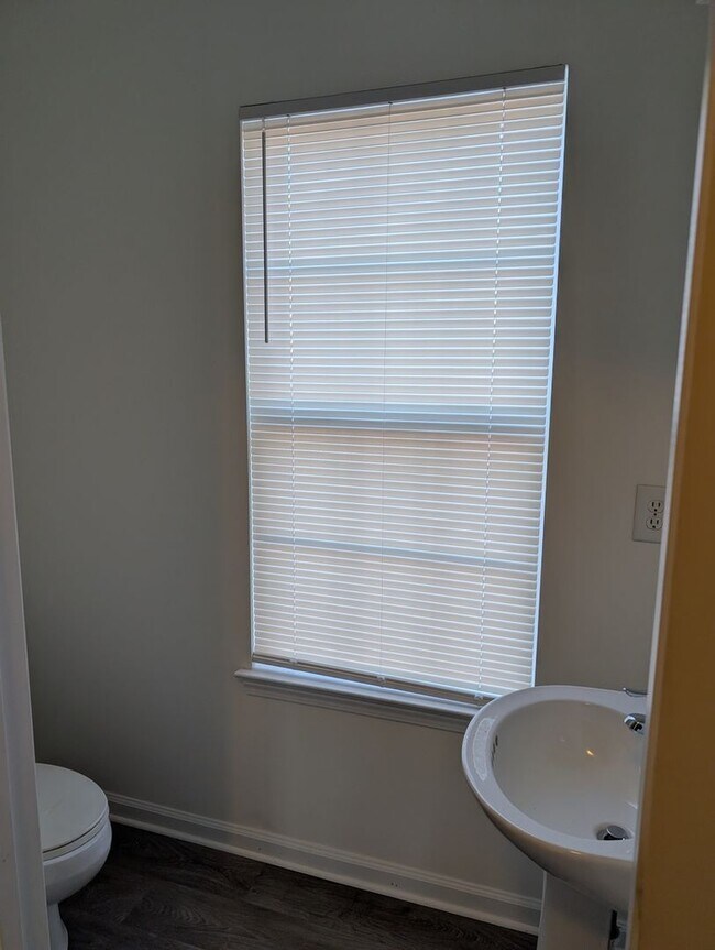 Building Photo - Spacious 4BR 3.5 Townhome in  University A...