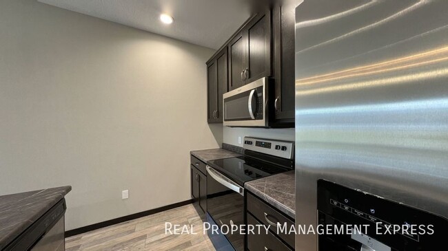 Building Photo - 3-Bed, 2-Bath Townhome: Modern, Spacious, Convenient