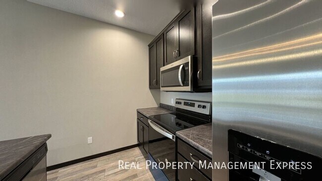 Foto del edificio - 3-Bed, 2-Bath Townhome: Modern, Spacious, Convenient