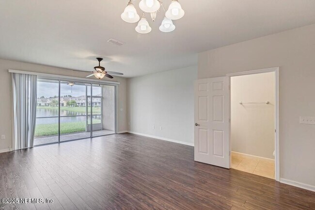 Building Photo - 6920 Roundleaf Dr