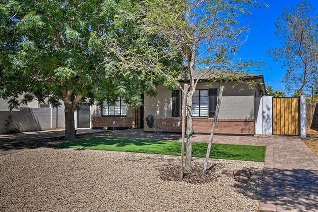 Building Photo - 4 Bed, 3 Bath, stunning home, located in t...