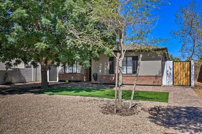 Foto del edificio - 4 Bed, 3 Bath, stunning home, located in t...