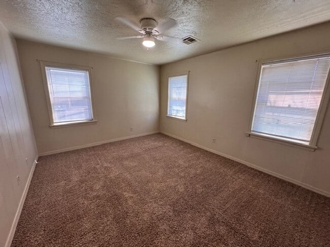 Building Photo - 2916 Shirley Ln