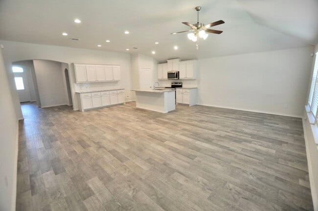 Foto del edificio - FOR LEASE! Super Nice 4 BR - 2 BA Brick Ho...