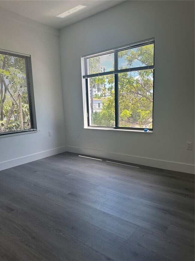 Building Photo - 638 SW 21st Ave