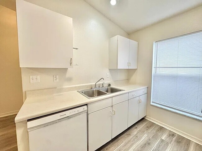 Foto del edificio - 3228 Courtney Dr