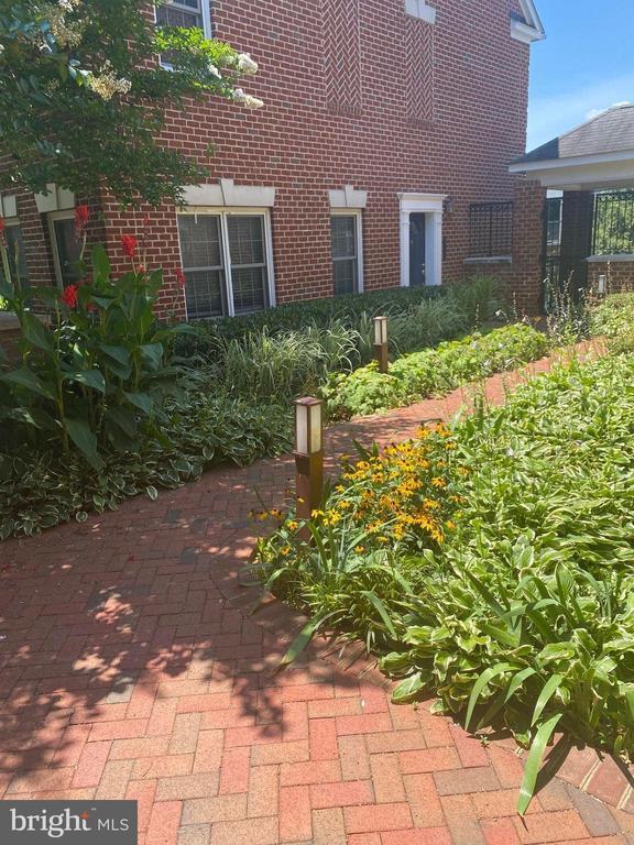 Building Photo - 2256 S Garfield St