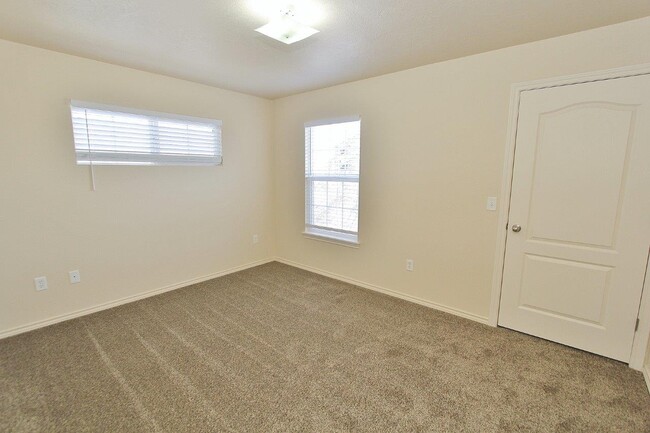 Building Photo - 11840 Cloverbrook Ln
