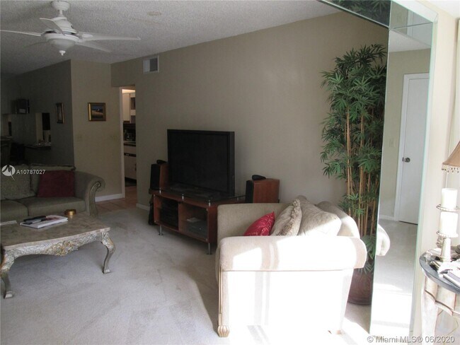 Building Photo - 6201 Bay Club Dr