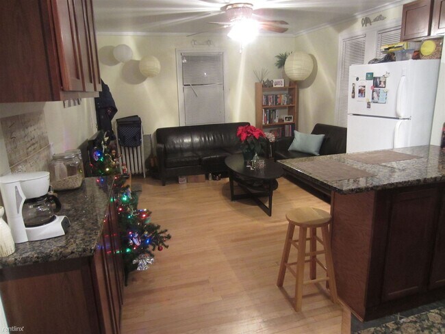 Building Photo - 2 br, 1 bath House - 521 N Division St Apt...