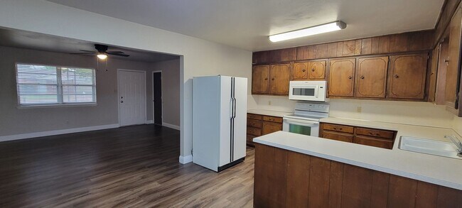 Building Photo - GREAT THREE BEDROOM 2 BATH HOME IN NORTH CLOVIS