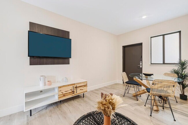 Building Photo - 3031 NE 4th Ave