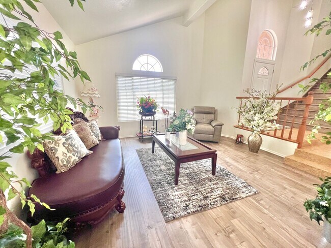 Foto del edificio - Spacious 5-Bed, 3-Bath Home in Rialto – Ve...