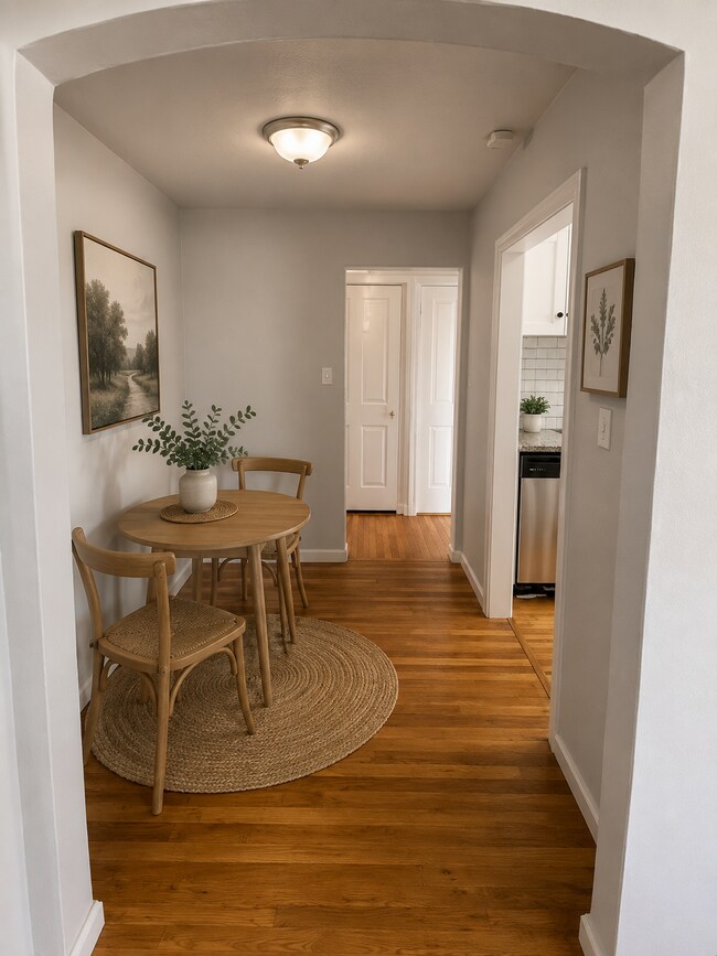 Este acogedor rincón, que conecta la sala de estar y la cocina, puede funcionar como comedor o despacho. - 946 W Magnolia Ave