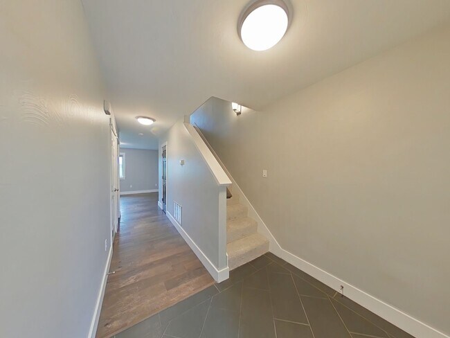 Foto del edificio - Stunning 3-bedroom, 2.5-bathroom condo with attached 2 stall garage!