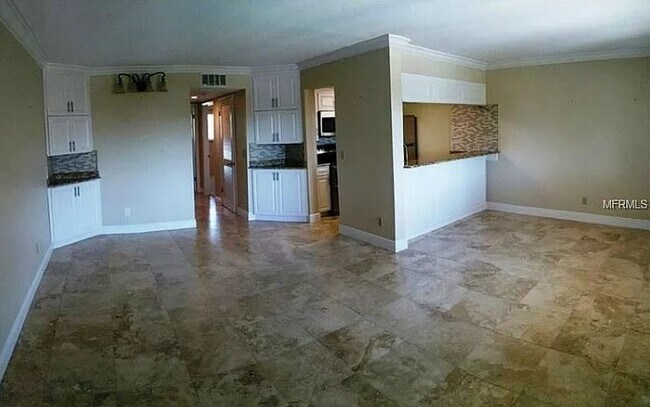 Building Photo - 2525 West Bay Dr