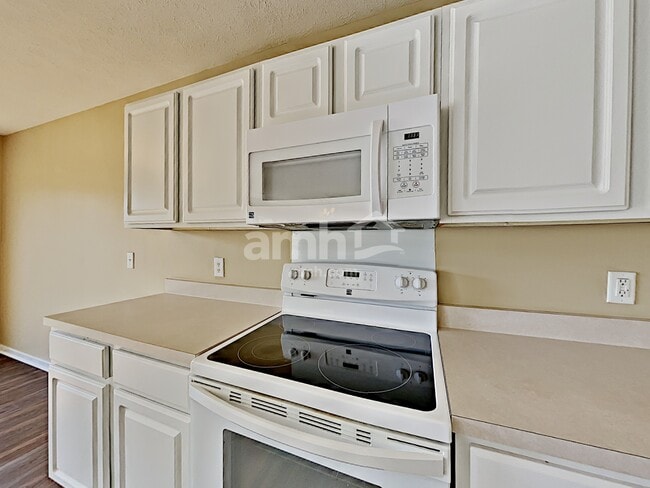 Building Photo - 4060 Longfellow Dr