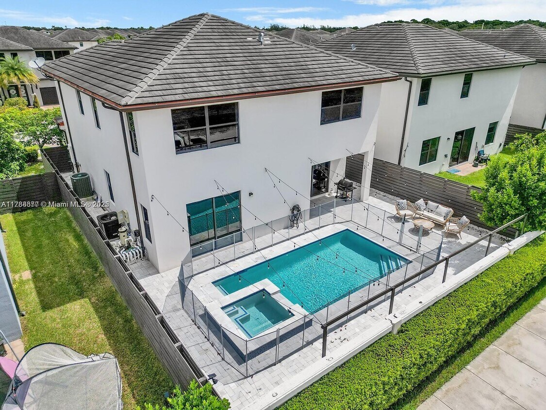 Foto principal - 8824 NW 154th Ter