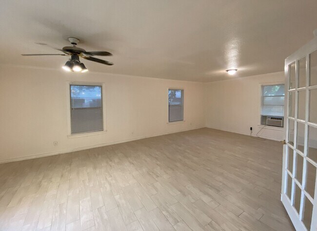 Foto del edificio - LOVELY ONE STORY 3/2 LOCATED NEAR UTSA!