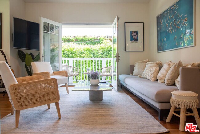 Foto del edificio - 2573 Beachwood Dr