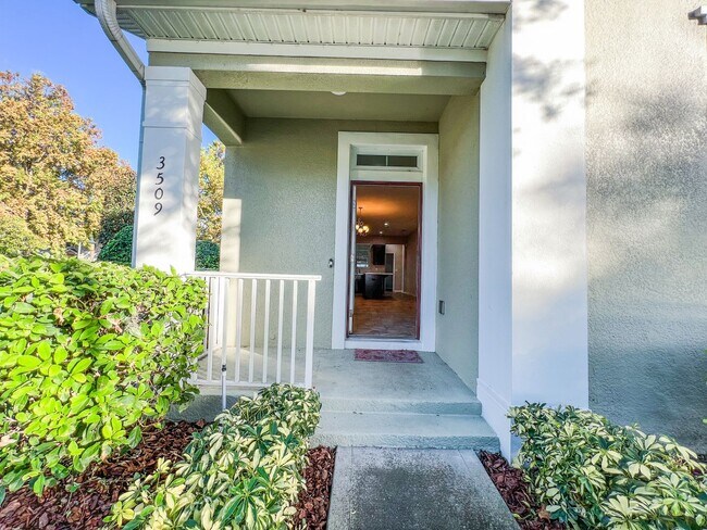 Foto del edificio - Spacious 4-Bedroom Townhome in Harmony – A Perfect Blend of Nature & Comfort!