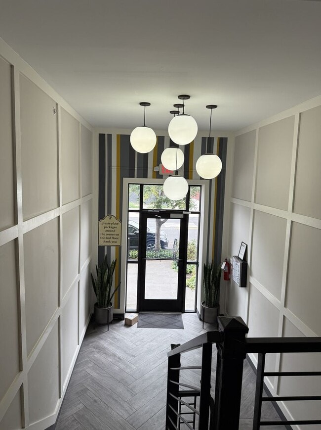 Building Photo - Bright Top-Floor 1BR Condo in Columbia Hei...